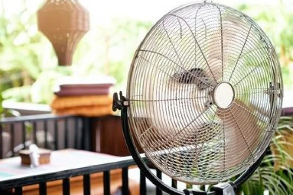 Ein Ventilator steht auf einem Balkon